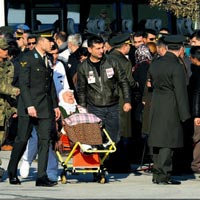 Anne şehit oğlunu sedyede uğurladı