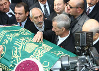 Engin Alan, annesini uğurladı!