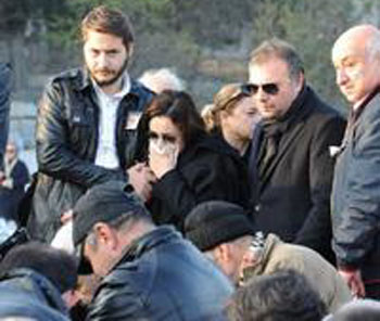 Özgü'yü eski sevgilileri yalnız bırakmadı