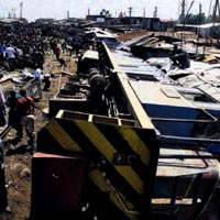 Gecekonduların arasına tren girdi