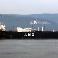 Dev LNG tankeri Çanakkale Boğazı'ndan geçti