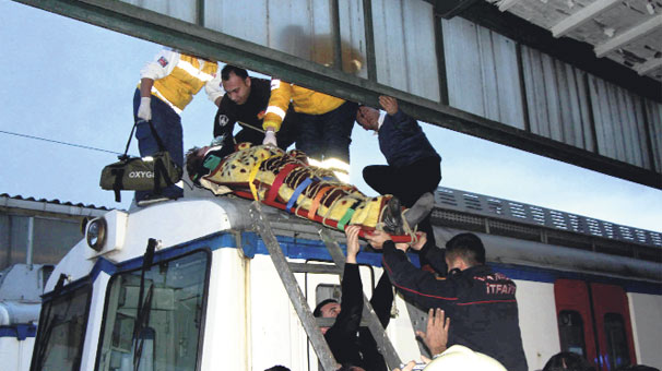 Trenin üzerine çıkan turistleri elektrik çarptı