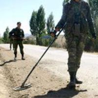 Mayın taraması yapan askere sivil araç çarptı