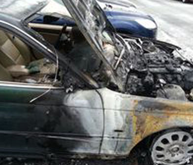 Türk diplomatların araçları kundaklandı