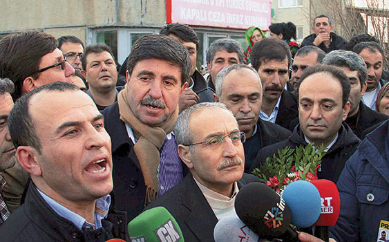 3 milletvekiline daha tahliye