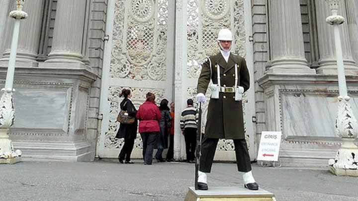 Askerler saraylardan çekiliyor!