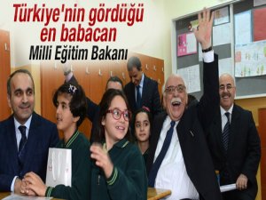 Nabi Avcı İstanbul'da öğrencilere karne dağıttı