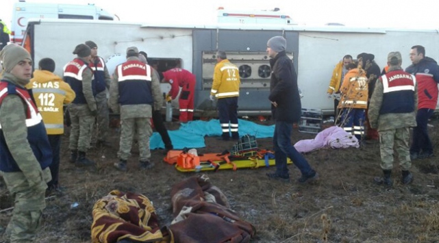 Sivas'ta yolcu otobüsü devrildi