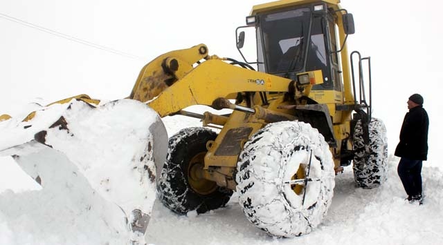 Kar, köy yollarını kapattı!