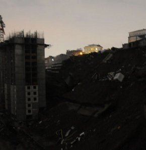 Kağıthane'de toprak kaydı, faciadan dönüldü!