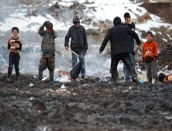 Şehir Çöplüğü, Yoksul Aile Çocuklarının Yaşam Alanı Oldu