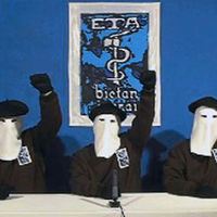 ETA silahlarını teslim ediyor