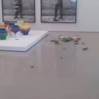 1 milyon dolarlık tarihi vazoyu parçaladı