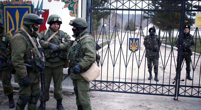 Kırım’daki askeri birliği kuşattılar