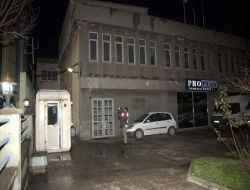 Güvenlikçiyi Bağlayıp Milyonluk Soygun Yaptılar