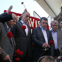 Sendikalar Taksim'e karanfil bıraktı