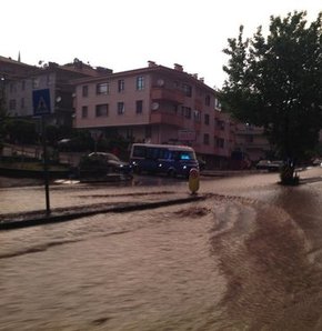 Ankara'da yağmur sele neden oldu