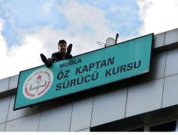 Yedinci Kattan İntihar Girişiminde Bulunan Vatandaşa 'atla' Diye Bağırdı