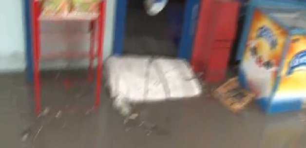 Ümraniye'de ev ve işyerlerini su bastı