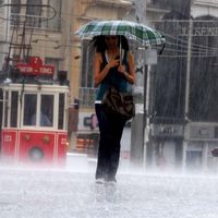 Sağanak yağış İstanbul'u vurdu