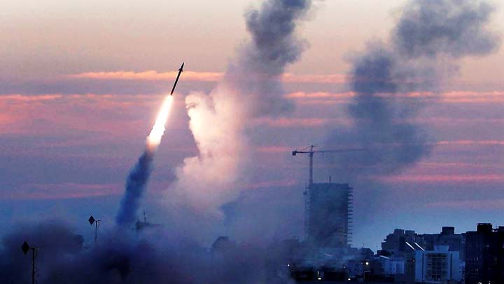 İsrail askeri üssüne füze isabet etti