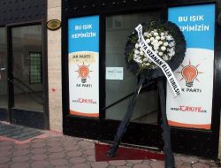 Müdürün Görevden Alınmasını, Kimsesiz Çocuklar Siyah Çelenkle Protesto Etti