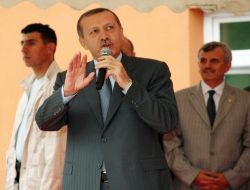 Sevgi Gösterisinde Bulunayım Derken Başbakan'ın Canını İncitti!