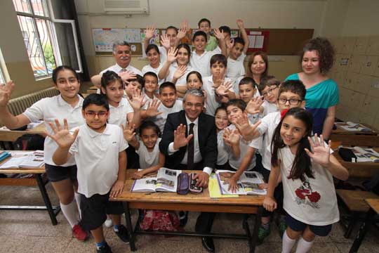 Karşıyaka Belediyesi'nden Yüzlerce Öğrenciye Burs