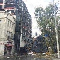 İstanbul'da inşaat iskelesi çöktü!