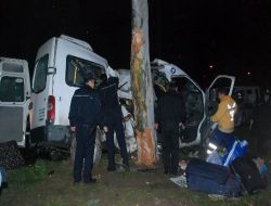 Servis Minibüsü Ağaca Çarptı: 2 Ölü, 14 Yaralı