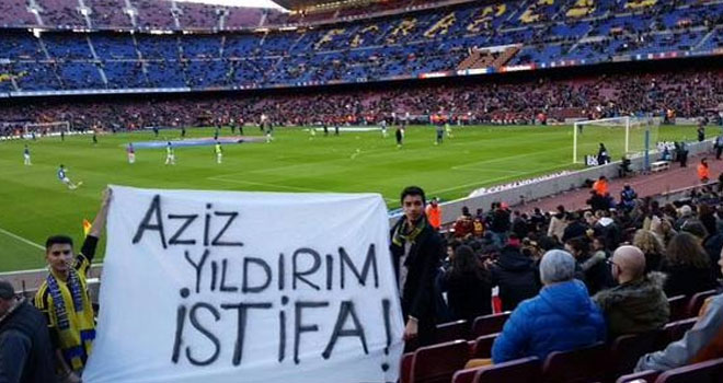 Nou Camp'ta Aziz Yıldırım pankartı