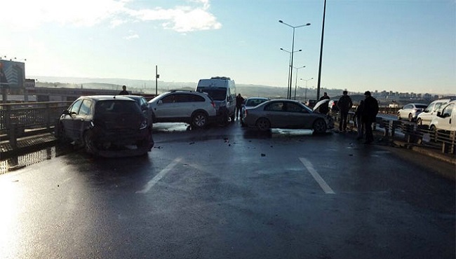 Başkent'te buzlanma kazalara neden oldu