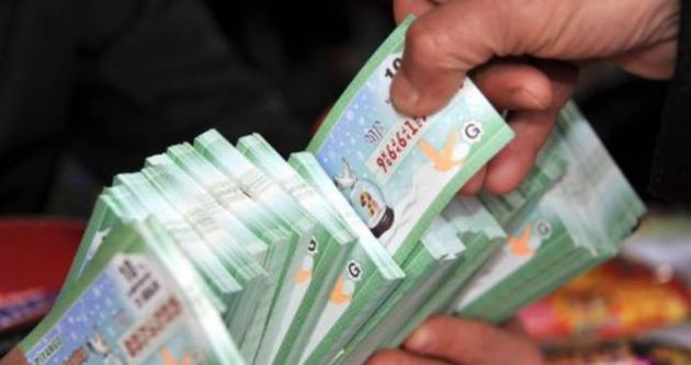 Milli Piyango'nun yılbaşı talihlileri ikramiyelerini aldı