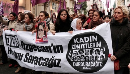 Beyoğlu'nda Özgecan için yürüdüler