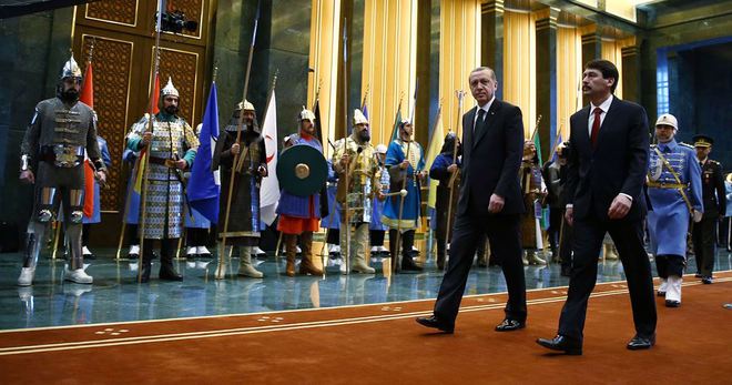 SARAY'A HAYRAN KALDI!