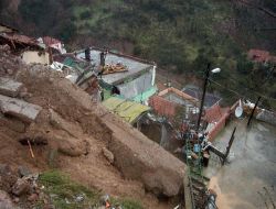 Kocaeli'nde Heyelan Bölgesindeki Çalışmalara Ara Verildi.