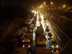 Kar Yağışıyla Birlikte Boğaz Köprülerinde Kilometrelerce Araç Kuyruğu Oluştu