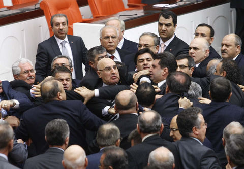 Yumruklar havada uçuştu !