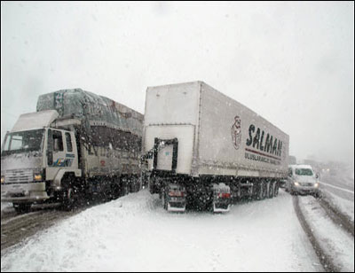 2 Tır kaydı yolu kapattı