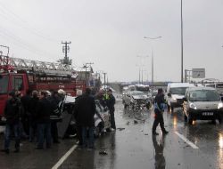Kocaeli'de Zincirleme Kaza: 4 Araç Birbirine Girdi