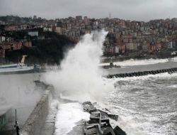 Batı Karadeniz'de Fırtına Nedeniyle Dev Dalgalar Oluştu