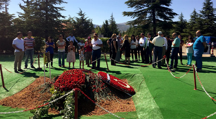 Demirel'in mezarına bayramda ziyaretçi akını