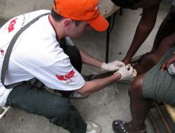 Türk Doktorlar Haiti'nin Yaralarını Sarıyor