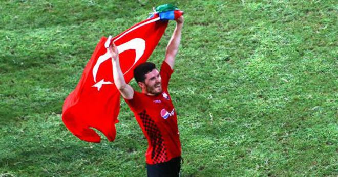 Turu atladı, Türk bayrağıyla tur attı!