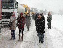 D-100 Karayolu 3 Saat Ulaşıma Kapandı, İşçiler İşlerine Yürüyerek Ulaşmaya Çalıştı!