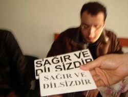 Boynunda 'dilsiz' Yazısıyla Dolaşan Dilenci, Emniyette Bülbül Kesildi