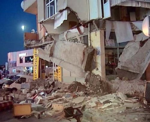 Güngören'de balkonu çöken bina tahliye edildi!
