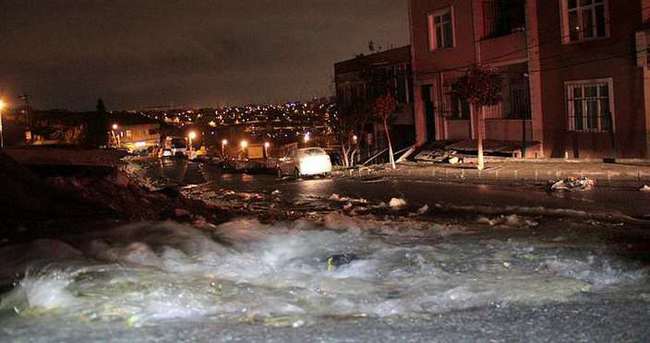 İSKİ borusu patladı, sokağı su bastı