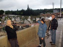 Sel Suları Altında Kalan Cumhurbaşkanı Gül'ün Halasının Medfun Olduğu Mezarlık İçin Önlem Alınıyor..