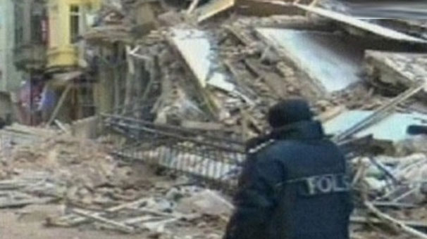 Taksim'de iki bina çöktü!